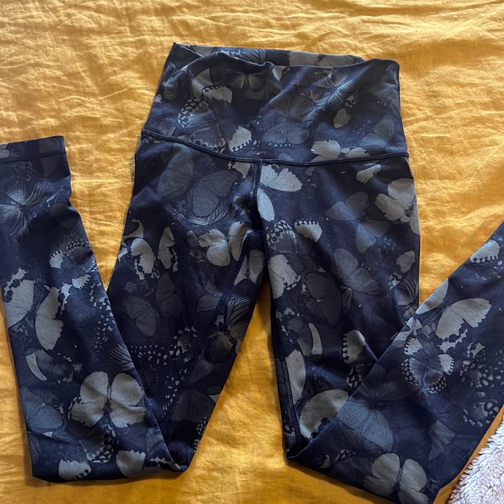 Size 6 camo green butterfly Lulu leggings.